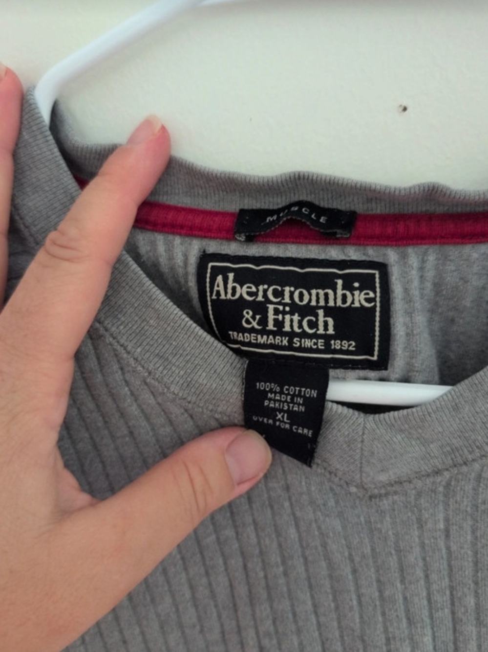 Y2K Abercrombie & Fitch Light Gray Ribbed V-Neck Sweater with Red Logo - Picture 2 of 4